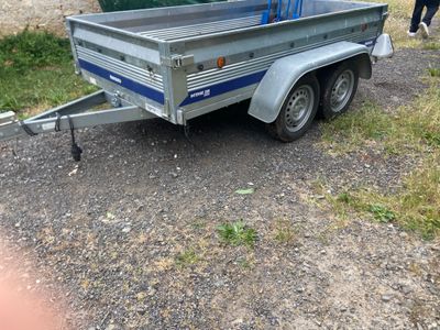une remorque garée sur le bord de la route