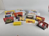 de nombreux types différents de petits trains et de petites voitures sur la table