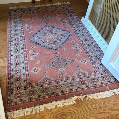 Tapis en laine de style Orientale à champ rosé orné de médai…