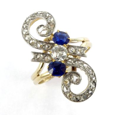 gros plan d'une bague en diamant et saphir sur fond blanc