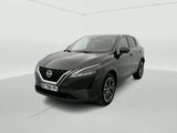 une Nissan QX noire garée dans une pièce blanche