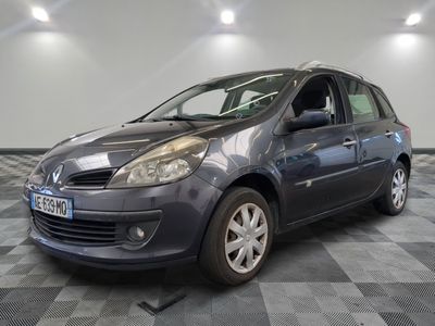 la photo d'une voiture grise garée sur un sol en damier