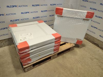 une pile de cartons blancs posée sur une palette dans une pièce