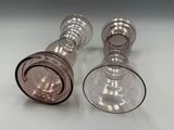 deux verres à vin vides posés sur une table blanche