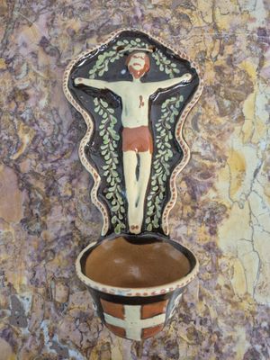 une tenture murale sur laquelle figure un crucifix