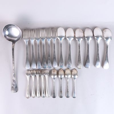 beaucoup de cuillères en argent et de cuillères à soupe sur une table