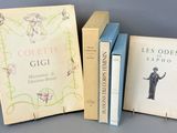 trois livres posés sur une table l'un à côté de l'autre