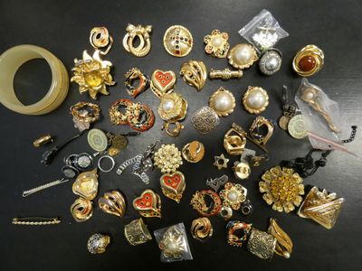 de nombreux types de broches différents posés sur une table