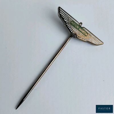 un gros plan d'un manche métallique surmonté d'un parapluie
