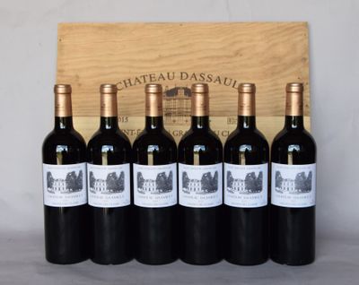 six bouteilles de vin rouge devant une caisse en bois