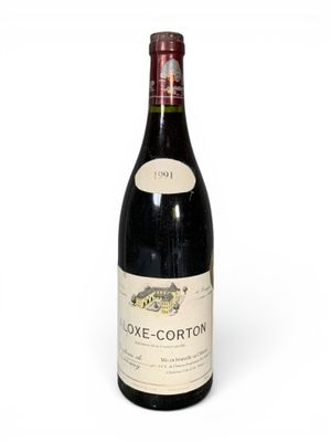 une bouteille de vin posée sur une table