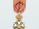 une image représentant une médaille ornée d'une couronne et d'un ruban
