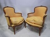 paire de fauteuils de style Louis XV avec des coussins rembourrés jaunes