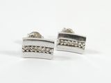 une paire de boucles d'oreilles en argent ornées de diamants, sur fond blanc
