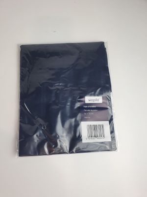 un sac en plastique noir posé sur une table blanche