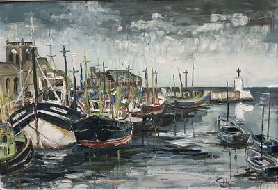 many boats that are in the water near the shore