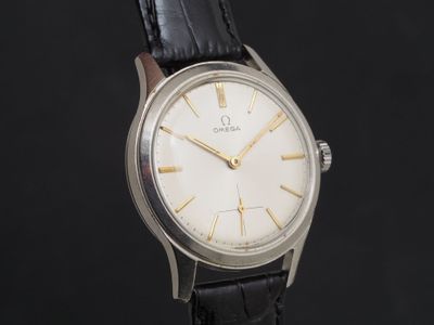 gros plan d'une montre sur une surface noire avec un fond noir
