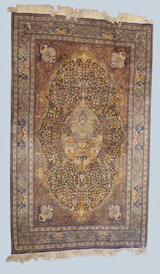 tapis persan ancien avec un motif floral sur fond bleu