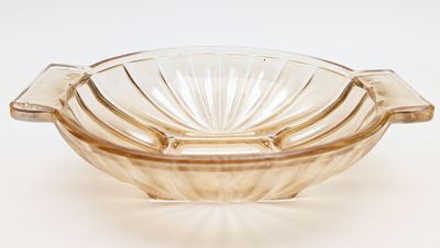 COUPE en verre moulé-pressé rosaline à décor de godrons.