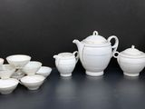 beaucoup de vaisselle et de tasses blanches sur la table