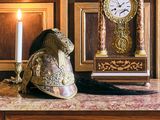 une horloge et un casque posés sur une table devant une horloge