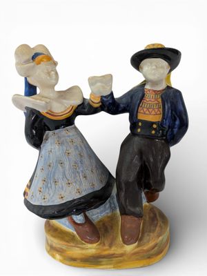 une figurine représentant un homme et une femme se tenant la main