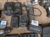 de nombreux outils posés sur une table en bois