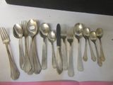 un grand nombre de cuillères et de fourchettes disposées sur une table