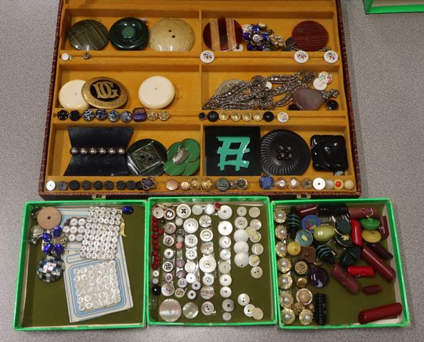 Deux boîtes avec boutons, boucles de ceinture