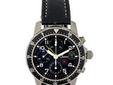 La montre est noire et est dotée d'un bracelet en cuir noir.