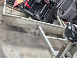 une moto garée dans un garage