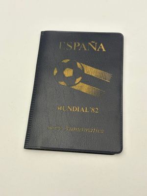 une image représentant une pochette de passeport noire sur laquelle figure un ballon de football