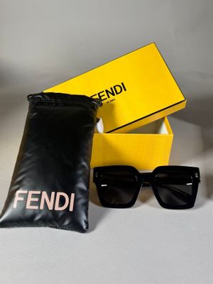 Lunettes de soleil Fendi et étui