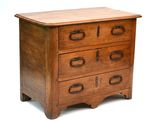 une petite commode en bois sur fond blanc