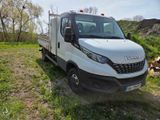 un camion blanc garé dans l'herbe