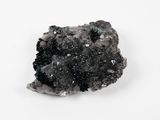 un morceau de roche posé sur une surface blanche