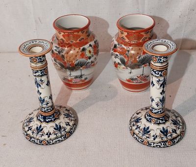 trois vases posés l'un à côté de l'autre sur une table