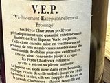 une étiquette sur une bouteille de vin posée sur une table