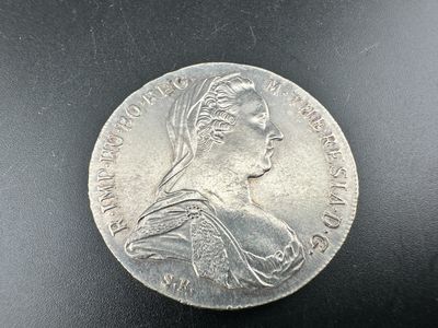 gros plan d'une pièce de monnaie sur laquelle figure un visage de femme