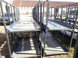deux étagères métalliques posées dans l'herbe