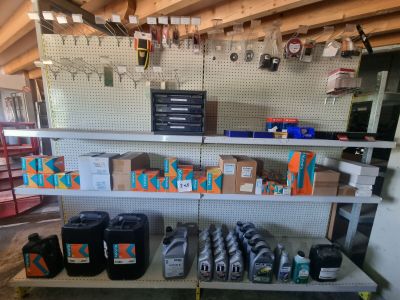 de nombreux objets sur les étagères du garage