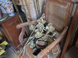 une chaise dans laquelle se trouvent tout un tas d'objets