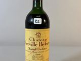 une bouteille de vin posée sur une table