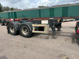 une semi-remorque garée sur un parking