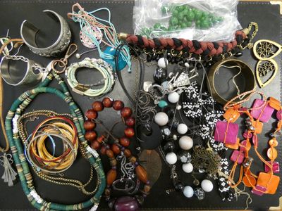 de nombreux types de bijoux sur la table