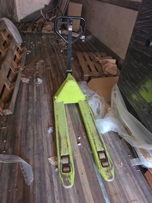 un ski vert posé par terre