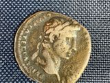 une pièce d'or à l'effigie d'une femme