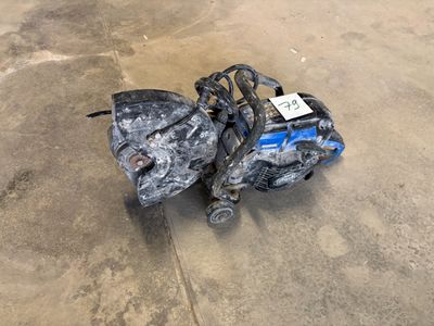 une moto posée par terre dans le garage