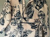 l'image d'une veste suspendue à un cintre sur un mur