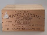 une boîte en bois avec une étiquette de vin